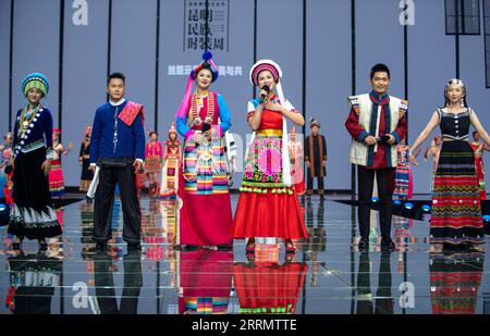 221116 -- KUNMING, 16 novembre 2022 -- gli animatori si esibiscono durante la cerimonia di apertura di un festival di abbigliamento etnico tenutosi a Kunming, nella provincia dello Yunnan, nella Cina sud-occidentale, 15 novembre 2022. Creazioni di diversi gruppi etnici dello Yunnan saranno presentate durante il festival dell'abbigliamento etnico. CHINA-YUNNAN-KUNMING-ETHNIC CLOTHING FESTIVAL CN CHENXXINBO PUBLICATIONXNOTXINXCHN Foto Stock