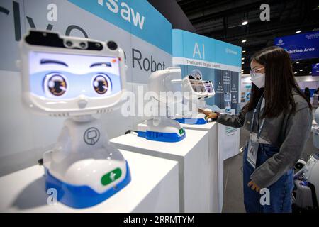 221116 -- BANGKOK, 16 novembre 2022 -- Un membro dello staff interagisce con un robot al centro media dell'APEC 2022 a Bangkok, Thailandia, 14 novembre 2022. Il 29° incontro dei leader economici APEC per la cooperazione economica Asia-Pacifico si terrà a Bangkok, in Thailandia, il 18 e 19 novembre. TAILANDIA-BANGKOK-APEC-PREPARATI WangxTeng PUBLICATIONxNOTxINxCHN Foto Stock