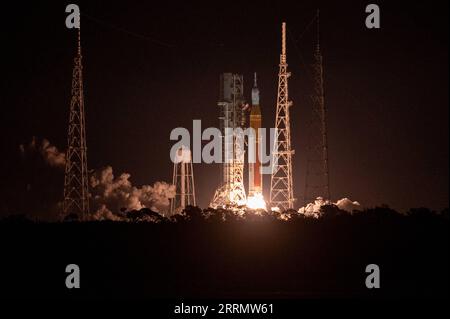 221116 -- FLORIDA, 16 novembre 2022 -- il razzo Space Launch System che trasporta la navicella Orion si solleva durante il test di volo Artemis i al Kennedy Space Center in Florida, Stati Uniti, 16 novembre 2022. Ha lanciato la missione Artemis i mercoledì dopo due tentativi falliti, inviando il mega razzo Luna dell'agenzia e la navicella spaziale Orion integrata in un viaggio intorno alla luna. Keegan Barber//Handout via Xinhua U.S.-FLORIDA-ARTEMIS i-MOON MISSIONE-LANCIO NASA PUBLICATIONxNOTxINxCHN Foto Stock