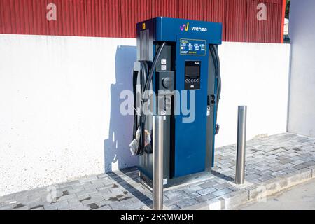 Ourense, Spagna 09 07 2023: Punto di ricarica per veicoli elettrici Foto Stock