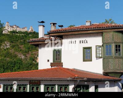 Famoso ristorante Inat Kuca con una proprietà in stile residenza sulla cima di una collina alle spalle, nella città di Sarajevo, Bosnia ed Erzegovina, 8 settembre 2023 Foto Stock