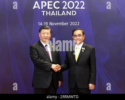 221118 -- BANGKOK, 18 novembre 2022 -- il presidente cinese Xi Jinping è accolto calorosamente al suo arrivo dal primo ministro thailandese Prayut Chan-o-cha al Queen Sirikit National Convention Center di Bangkok, Thailandia, 18 novembre 2022. XI ha tenuto un discorso dal titolo "Shoulder Responsibility and Working together in Solidarity to build an Asia-Pacific Community with a shared future here Friday at at the 29th Asia-Pacific Economic Cooperation APEC Economic Leaders Meeting. THAILANDIA-BANGKOK-XI JINPING-APEC-THAI PM DINGXHAITAO PUBLICATIONXNOTXINXCHN Foto Stock