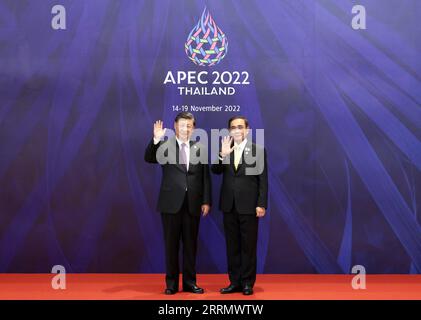 221118 -- BANGKOK, 18 novembre 2022 -- il presidente cinese Xi Jinping è accolto calorosamente al suo arrivo dal primo ministro thailandese Prayut Chan-o-cha al Queen Sirikit National Convention Center di Bangkok, Thailandia, 18 novembre 2022. XI ha tenuto un discorso dal titolo "Shoulder Responsibility and Working together in Solidarity to build an Asia-Pacific Community with a shared future here Friday at at the 29th Asia-Pacific Economic Cooperation APEC Economic Leaders Meeting. THAILANDIA-BANGKOK-XI JINPING-APEC-THAI PM DINGXHAITAO PUBLICATIONXNOTXINXCHN Foto Stock