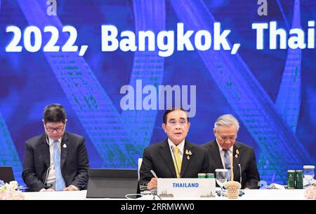 221118 -- BANGKOK, 18 novembre 2022 -- il primo ministro thailandese Prayut Chan-o-cha C parla al 29° incontro dei leader economici APEC della cooperazione economica Asia-Pacifico a Bangkok, in Thailandia, il 18 novembre 2022. I leader delle economie dell'APEC si sono incontrati qui venerdì per discutere dei modi per promuovere lo sviluppo sostenibile e facilitare il commercio e gli investimenti. THAILAND-BANGKOK-APEC-ECONOMIC LEADERS-MEETING GUOXLEI PUBLICATIONXNOTXINXCHN Foto Stock