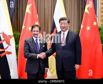 221118 -- BANGKOK, 18 novembre 2022 -- il presidente cinese Xi Jinping incontra il sultano Hassanal Bolkiah del Brunei Darussalam a Bangkok, Thailandia, 18 novembre 2022. THAILAND-BANGKOK-XI JINPING-BRUNEI-SULTAN-MEETING YINXBOGU PUBLICATIONXNOTXINXCHN Foto Stock