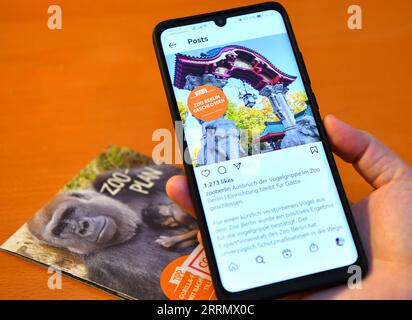 221119 -- BERLINO, 19 novembre 2022 -- Un avviso che annuncia la chiusura dello zoo di Berlino è pubblicato sui social media, a Berlino, in Germania, 18 novembre 2022. Lo zoo di Berlino è temporaneamente chiuso da venerdì a causa dell'influenza aviaria, secondo i rapporti dei media. GERMANIA-BERLINO-ZOO-INFLUENZA AVIARIA-CHIUSO RENXPENGFEI PUBLICATIONXNOTXINXCHN Foto Stock