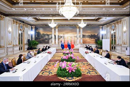 221118 -- BANGKOK, 18 novembre 2022 -- il presidente cinese Xi Jinping incontra il primo ministro neozelandese Jacinda Ardern a Bangkok, Thailandia, 18 novembre 2022. THAILAND-BANGKOK-XI JINPING-NUOVA ZELANDA-PM-MEETING YINXBOGU PUBLICATIONXNOTXINXCHN Foto Stock