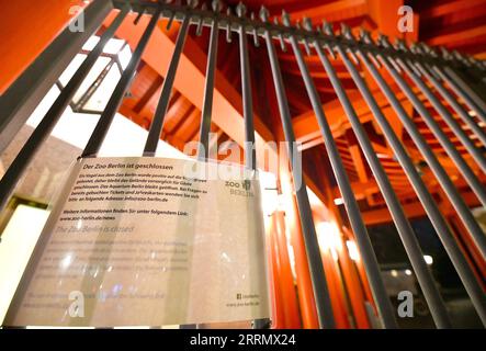 221119 -- BERLINO, 19 novembre 2022 -- Un avviso che annuncia la chiusura dello zoo di Berlino è visibile al suo ingresso a Berlino, in Germania, 18 novembre 2022. Lo zoo di Berlino è temporaneamente chiuso da venerdì a causa dell'influenza aviaria, secondo i rapporti dei media. GERMANIA-BERLINO-ZOO-INFLUENZA AVIARIA-CHIUSO RENXPENGFEI PUBLICATIONXNOTXINXCHN Foto Stock