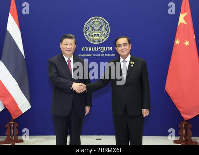 221119 -- BANGKOK, 19 novembre 2022 -- il presidente cinese Xi Jinping tiene colloqui con il primo ministro thailandese Prayut Chan-o-cha alla camera del governo di Bangkok, Thailandia, 19 novembre 2022. THAILAND-BANGKOK-XI JINPING-PRAYUT-TALKS YAOXDAWEI PUBLICATIONXNOTXINXCHN Foto Stock