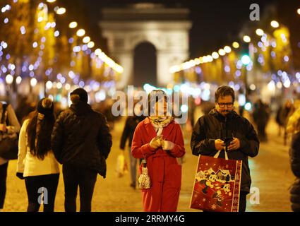 221121 -- PARIGI, 21 novembre 2022 -- la gente cammina agli Champs-Elysees illuminati dalle luci natalizie a Parigi, in Francia, 20 novembre 2022. La cerimonia annuale di illuminazione natalizia si è tenuta qui domenica. Le luci sulla famosa avenue verranno spente alle 23:45 anziché alle 2:00 del mattino e dureranno fino al 2 gennaio 2023, una settimana prima del solito per risparmiare energia. FRANCIA-PARIGI-NATALE ILLUMINAZIONE-RISPARMIO ENERGETICO GAOXJING PUBLICATIONXNOTXINXCHN Foto Stock