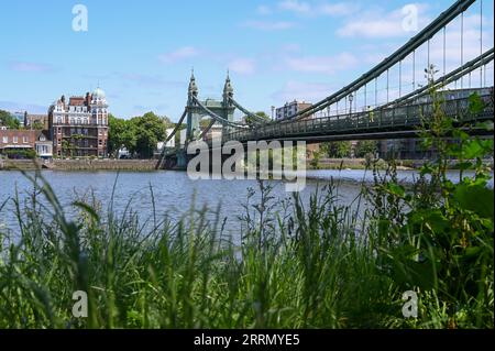 Una vista estiva del Ponte Hammersmith sul Tamigi 2023 Foto Stock