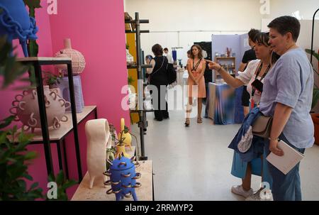 Praga, Repubblica Ceca. 8 settembre 2023. I cittadini visitano la Czech Design Week a Praga, Repubblica Ceca, l'8 settembre 2023. Crediti: Dana Kesnerova/Xinhua/Alamy Live News Foto Stock