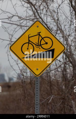 Toronto, ONTARIO, Canada – 15 agosto 2023: Pista ciclabile in strada nel centro di Toronto Foto Stock