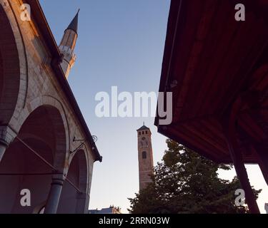 Torre dell'orologio vista dalla Moschea Gazi Husrev-Beg nella città di Sarajevo in una serata estiva, Bosnia ed Erzegovina, 8 settembre 2023 Foto Stock