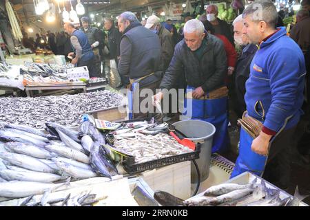 221125 -- ANKARA, 25 novembre 2022 -- la gente fa shopping in un mercato ad Ankara, Trkiye, 24 novembre 2022. PER ANDARE CON News Analysis: L'alta inflazione di Trkiye potrebbe raffreddarsi ma la crisi del costo della vita non foto di /Xinhua TRKIYE-ANKARA-INFLAZIONE-COSTI DELLA VITA MustafaxKaya PUBLICATIONxNOTxINxCHN Foto Stock