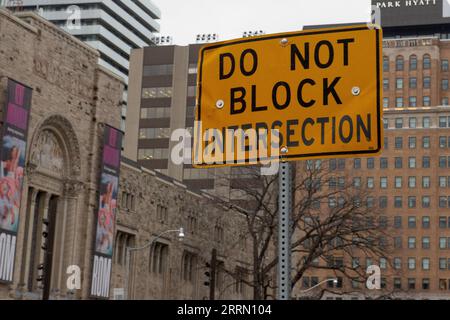 Toronto, ONTARIO, Canada – 17 giugno 2023: Visualizza il cartello "Do Not Block Intersection" (non bloccare) in America Foto Stock