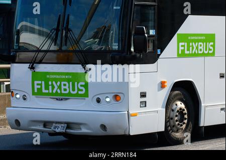 Toronto, ON, Canada – 30 agosto 2023: Visualizza presso l'autobus della società Flixbus sull'autostrada di Toronto Foto Stock