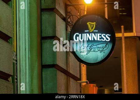 Toronto, ONTARIO, Canada – 5 agosto 2023: Cartello della Guinness Company. È uno dei marchi di alcolici di maggior successo in tutto il mondo Foto Stock