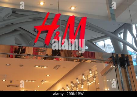 Toronto, ONTARIO, Canada - 23 agosto 2023: Visualizza al segno della società H&M di Toronto Foto Stock