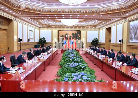 221128 -- PECHINO, 28 novembre 2022 -- il presidente cinese Xi Jinping tiene colloqui con il presidente mongolo Ukhnaagiin Khurelsukh in visita alla grande sala del popolo a Pechino, capitale della Cina, 28 novembre 2022. CHINA-BEIJING-XI JINPING-MONGOLIA-PRESIDENT-TALKS CN ZHANGXLING PUBLICATIONXNOTXINXCHN Foto Stock