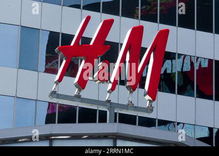 Toronto, ONTARIO, Canada - 23 agosto 2023: Visualizza al segno della società H&M di Toronto Foto Stock