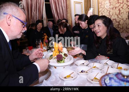 221129 -- PARIGI, 29 novembre 2022 -- Un membro dello staff presenta spuntini cinesi alla cerimonia di inaugurazione della classifica mondiale DE LA LISTE 2023 presso il Ministero degli affari Esteri francese a Parigi, Francia, 28 novembre 2022. LA LISTE 2023, l'ultimo aggiornamento di un elenco dei migliori ristoranti del mondo, è stato svelato qui lunedì. A partire dal 2015, LA LISTE ha scelto a mano i migliori ristoranti del mondo sulla base della compilazione di centinaia di guide e pubblicazioni oltre a milioni di recensioni online. FRANCE-PARIS-RESTAURANT-LA LISTE 2023 GaoxJing PUBLICATIONxNOTxINxCHN Foto Stock