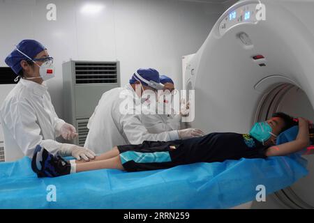 221130 -- HANGZHOU, 30 novembre 2022 -- i medici conducono visite mediche per un bambino sulla nave ospedale navale cinese Peace Ark durante una missione medica a Giacarta, capitale dell'Indonesia, 11 novembre 2022. La nave ospedale navale cinese Peace Ark è arrivata in un porto militare a Zhoushan, nella provincia di Zhejiang nella Cina orientale, martedì mattina dopo aver completato con successo una missione medica a Jakarta, capitale dell'Indonesia. PER ANDARE CON LA nave ospedale navale cinese tornare a casa dopo la visita a Jakarta foto di /Xinhua CHINA-ZHEJIANG-NAVAL HOSPITAL SHIP-RETURN CN SunxFei PUBLICATIONxNOTxINxCHN Foto Stock