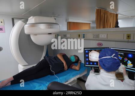 221130 -- HANGZHOU, 30 novembre 2022 -- Un medico conduce visite mediche per un paziente locale sulla nave ospedale navale cinese Peace Ark durante una missione medica a Giacarta, capitale dell'Indonesia, 11 novembre 2022. La nave ospedale navale cinese Peace Ark è arrivata in un porto militare a Zhoushan, nella provincia di Zhejiang nella Cina orientale, martedì mattina dopo aver completato con successo una missione medica a Jakarta, capitale dell'Indonesia. PER ANDARE CON LA nave ospedale navale cinese tornare a casa dopo la visita a Jakarta foto di /Xinhua CHINA-ZHEJIANG-NAVAL HOSPITAL SHIP-RETURN CN SunxFei PUBLICATIONxNOTxINxCHN Foto Stock