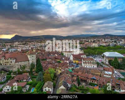 Vista aerea panoramica del centro di Annecy sulla città vecchia, il castello, il fiume Thiou e le montagne che circondano il lago. Annecy è conosciuta come la Venezia di t Foto Stock
