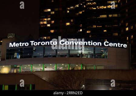 Toronto, ON, Canada - 17 dicembre 2022: Vista al Metro Toronto Convention Centre, cartello nel centro di Toronto Foto Stock