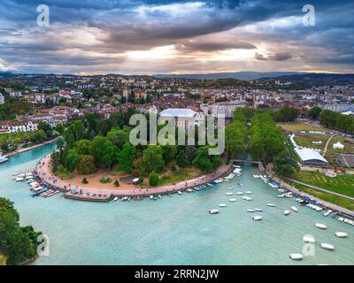 Vista aerea panoramica del centro di Annecy sulla città vecchia, il castello, il fiume Thiou e le montagne che circondano il lago. Annecy è conosciuta come la Venezia di t Foto Stock