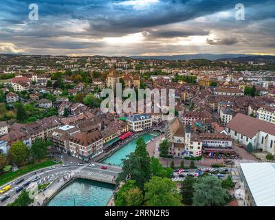 Vista aerea panoramica del centro di Annecy sulla città vecchia, il castello, il fiume Thiou e le montagne che circondano il lago. Annecy è conosciuta come la Venezia di t Foto Stock