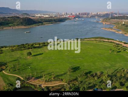 221203 -- CHONGQING, 3 dicembre 2022 -- questa foto aerea scattata il 2 novembre 2022 mostra una vista dell'isola di Guangyang nel sud-ovest della Cina a Chongqing. DA SEGUIRE in tutta la Cina: Le piante tolleranti alle inondazioni ripristinano l'ecosistema sulla mega isola del fiume Yangtze CHINA-CHONGQING-ECOSISTEMA CN WangxQuanchao PUBLICATIONxNOTxINxCHN Foto Stock