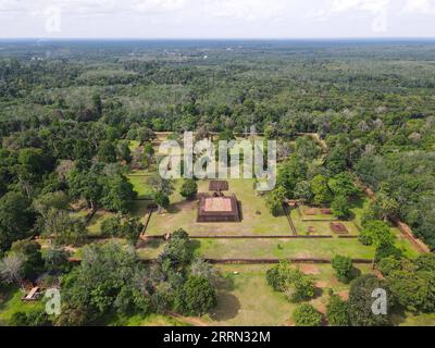 221203 -- JAMBI, 3 dicembre 2022 -- questa foto aerea scattata il 1 dicembre 2022 mostra le rovine del Tempio di Kedaton nel complesso del Tempio di Muarajambi a Maro Sebo, Jambi, Indonesia. Il complesso del Tempio di Muarajambi è un complesso di diversi templi situati a Maro Sebo, nella provincia di Jambi. In quest'area di circa 3.000 ettari ci sono circa 11 templi buddisti e circa 80 tumuli di terra che si pensa abbiano anche al suo interno antiche strutture edilizie. INDONESIA-JAMBI-MUARAJAMBI COMPLESSO DI TEMPLI XuxQin PUBLICATIONxNOTxINxCHN Foto Stock