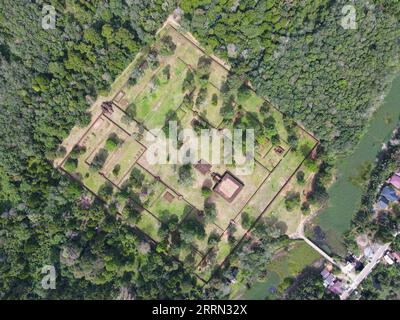 221203 -- JAMBI, 3 dicembre 2022 -- questa foto aerea scattata il 1 dicembre 2022 mostra le rovine del Tempio di Kedaton nel complesso del Tempio di Muarajambi a Maro Sebo, Jambi, Indonesia. Il complesso del Tempio di Muarajambi è un complesso di diversi templi situati a Maro Sebo, nella provincia di Jambi. In quest'area di circa 3.000 ettari ci sono circa 11 templi buddisti e circa 80 tumuli di terra che si pensa abbiano anche al suo interno antiche strutture edilizie. INDONESIA-JAMBI-MUARAJAMBI COMPLESSO DI TEMPLI XuxQin PUBLICATIONxNOTxINxCHN Foto Stock