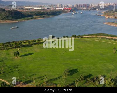 221203 -- CHONGQING, 3 dicembre 2022 -- questa foto aerea scattata il 2 novembre 2022 mostra una vista dell'isola di Guangyang nel sud-ovest della Cina a Chongqing. DA SEGUIRE in tutta la Cina: Le piante tolleranti alle inondazioni ripristinano l'ecosistema sulla mega isola del fiume Yangtze CHINA-CHONGQING-ECOSISTEMA CN WangxQuanchao PUBLICATIONxNOTxINxCHN Foto Stock