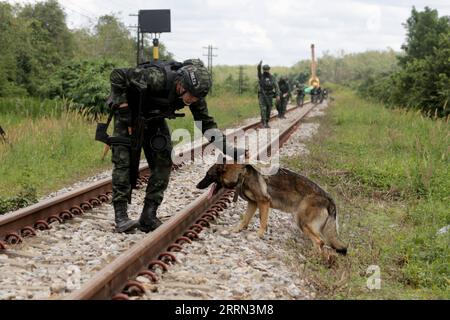 221206 -- BANGKOK, 6 dicembre 2022 -- il personale militare tailandese è in servizio in una ferrovia nella provincia di Songkhla, Thailandia, il 6 dicembre 2022. Un'esplosione su una ferrovia nella provincia meridionale di Songkhla in Thailandia ha ucciso almeno tre persone e ne ha feriti altre quattro martedì presto, secondo la ferrovia statale della Thailandia. PER ANDARE CON IL secondo LD Writethru: L'esplosione ferroviaria uccide almeno 3 persone nel sud della Thailandia THAILANDIA-SONGKHLA-RAILWAY-EXPLOSION WangxTeng PUBLICATIONxNOTxINxCHN Foto Stock