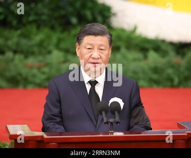 221206 -- PECHINO, 6 dicembre 2022 -- Xi Jinping, segretario generale del Comitato centrale del PCC del Partito Comunista Cinese, presidente cinese, e presidente della Commissione militare centrale CMC, tiene una riunione commemorativa per Jiang Zemin, morto il 30 novembre all'età di 96 anni, nella grande sala del popolo di Pechino, capitale della Cina, 6 dicembre 2022. La riunione si è tenuta dal Comitato centrale del PCC, dal Comitato permanente del Congresso Nazionale del popolo NPC, dal Consiglio di Stato, dal Comitato Nazionale della Conferenza politica consultiva del popolo Cinese CPPCC e dal CMC. CHINA-B. Foto Stock