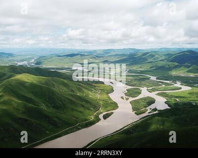 221205 -- LANZHOU, 5 dicembre 2022 -- questa foto aerea scattata il 23 giugno 2019 mostra una vista del fiume giallo nella contea di Maqu, prefettura autonoma tibetana di Gannan nella provincia del Gansu della Cina nord-occidentale. La giornata mondiale del suolo di quest'anno è caduta lunedì. Situata sull'orlo nord-est dell'altopiano Qinghai-Tibet, la contea di Maqu vanta una vasta presenza di praterie e zone umide, che avevano sofferto molto per la degenerazione e la desertificazione prima della fine del XX secolo. Grazie a una serie di programmi di conservazione ecologica e di miglioramento del suolo negli ultimi anni, una parte sostanziale del una volta damag Foto Stock