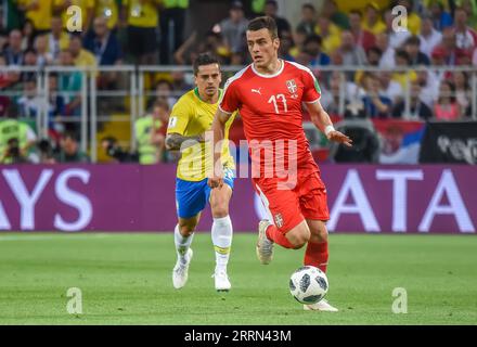 Mosca, Russia - 27 giugno 2018. L'ala della nazionale serba Filip Kostic in azione durante la partita della Coppa del mondo FIFA 2018 Serbia vs Brasile (0-2) Foto Stock