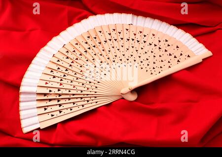 Ventilatore in legno con cuore apribile Foto Stock