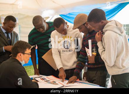 221213 -- NAIROBI, 13 dicembre 2022 -- gli studenti visitano una fiera del lavoro delle aziende cinesi a Nairobi, Kenya, il 13 dicembre 2022. Le aziende cinesi hanno dato il via a una fiera del lavoro di due giorni martedì nella capitale keniota di Nairobi, offrendo circa 300 opportunità agli studenti kenioti. KENYA-NAIROBI-CHINESE COMPANIES-JOB FAIR LIXYAHUI PUBLICATIONXNOTXINXCHN Foto Stock