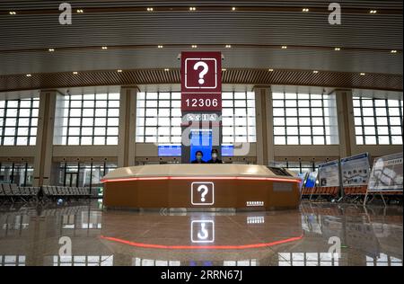 221214 -- KUNMING, 14 dicembre 2022 -- questa foto scattata il 14 dicembre 2022 mostra un centro di servizio alla stazione ferroviaria Kaiyuannan della ferrovia ad alta velocità Mile-Mengzi nella provincia dello Yunnan della Cina sud-occidentale. La ferrovia di 107 km collegherà le città di Mile e Mengzi, entrambe situate nello Yunnan di Honghe Hani e nella prefettura autonoma di Yi. I treni passeggeri che circolano sulla ferrovia viaggiano a 250 km all'ora. CHINA-YUNNAN-MILE-MENGZI FERROVIA AD ALTA VELOCITÀ CN WANGXGUANSEN PUBLICATIONXNOTXINXCHN Foto Stock