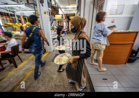 221215 -- KOTA KINABALU, 15 dicembre 2022 -- Una cameriera lavora al ristorante Andrew Wong Hainan Chicken Rice a Kota Kinabalu a Sabah, Malesia, 3 dicembre 2022. DA ABBINARE: Riso di pollo hainanese tutta la rabbia in Sud Asia MALESIA-KOTA KINABALU-HAINANESE RISO DI POLLO ZhuxWei PUBLICATIONxNOTxINxCHN Foto Stock