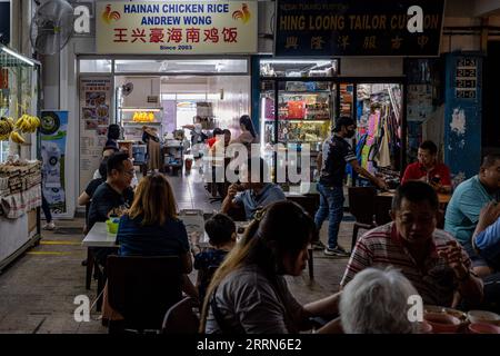 221215 -- KOTA KINABALU, 15 dicembre 2022 -- la gente gusta i cibi al ristorante Andrew Wong Hainan Chicken Rice a Kota Kinabalu a Sabah, Malesia, 3 dicembre 2022. DA ABBINARE: Riso di pollo hainanese tutta la rabbia in Sud Asia MALESIA-KOTA KINABALU-HAINANESE RISO DI POLLO ZhuxWei PUBLICATIONxNOTxINxCHN Foto Stock