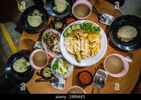 221215 -- KOTA KINABALU, 15 dicembre 2022 -- gli alimenti sono raffigurati al ristorante Andrew Wong Hainan Chicken Rice a Kota Kinabalu a Sabah, Malesia, 3 dicembre 2022. DA ABBINARE: Riso di pollo hainanese tutta la rabbia in Sud Asia MALESIA-KOTA KINABALU-HAINANESE RISO DI POLLO ZhuxWei PUBLICATIONxNOTxINxCHN Foto Stock