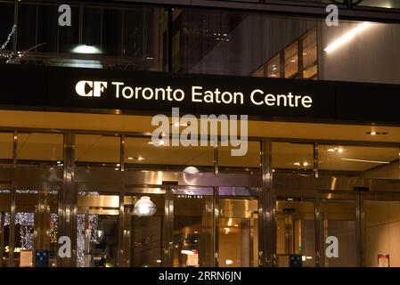 Toronto, ONTARIO, Canada – 2 gennaio 2023: Visualizza l'insegna del centro commerciale CF Toronto Eaton Centre Foto Stock