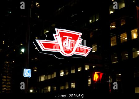 Toronto, ONTARIO, Canada – 17 dicembre 2022: Il segno della compagnia di trasporti Toronto Transit Commission nel centro di Toronto Foto Stock