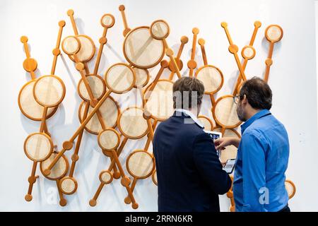 New York, NY, USA. 8 settembre 2023. L'Armory Show, un'esposizione con oltre 225 gallerie provenienti da più di 35 paesi che esprimono arte moderna e contemporanea, aperta al pubblico al Javits Center. Un gallerista e un visitatore discutono della scultura in mogano e rattan di Marco A. Castillo nella galleria Roesler. Crediti: Ed Lefkowicz/Alamy Live News Foto Stock