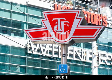 Toronto, ONTARIO, Canada – 17 dicembre 2022: Il segno della compagnia di trasporti Toronto Transit Commission nel centro di Toronto Foto Stock